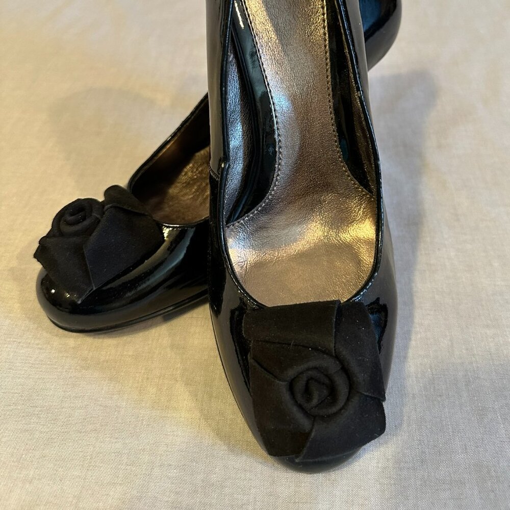 Sofft black patent shoes with rosette accent
